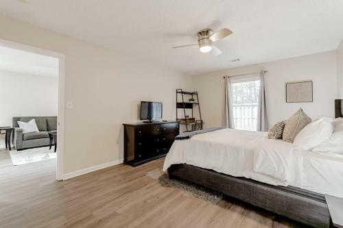 Perfectly Located 2 Bedroom Townhome Minutes From Usc And Base