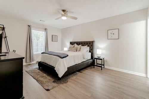 Perfectly Located 2 Bedroom Townhome Minutes From Usc And Base