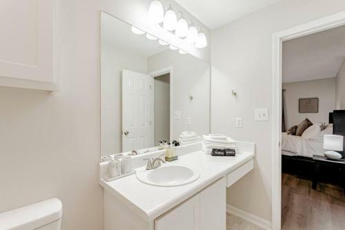 Perfectly Located 2 Bedroom Townhome Minutes From Usc And Base