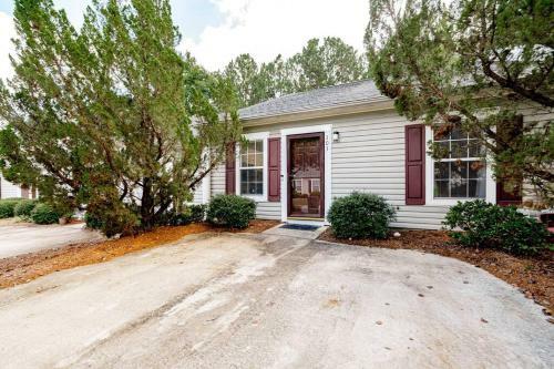 Perfectly Located 2 Bedroom Townhome Minutes From Usc And Base