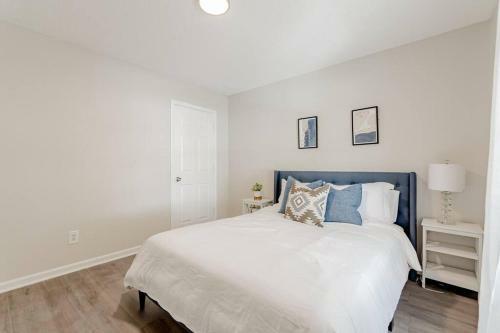 Perfectly Located 2 Bedroom Townhome Minutes From Usc And Base