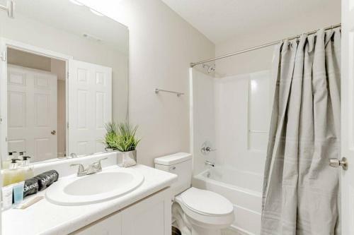 Perfectly Located 2 Bedroom Townhome Minutes From Usc And Base