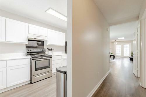 Perfectly Located 2 Bedroom Townhome Minutes From Usc And Base