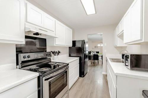 Perfectly Located 2 Bedroom Townhome Minutes From Usc And Base