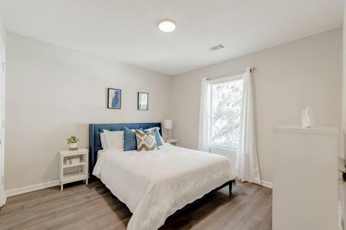 Perfectly Located 2 Bedroom Townhome Minutes From Usc And Base
