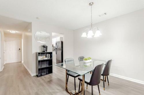 Perfectly Located 2 Bedroom Townhome Minutes From Usc And Base