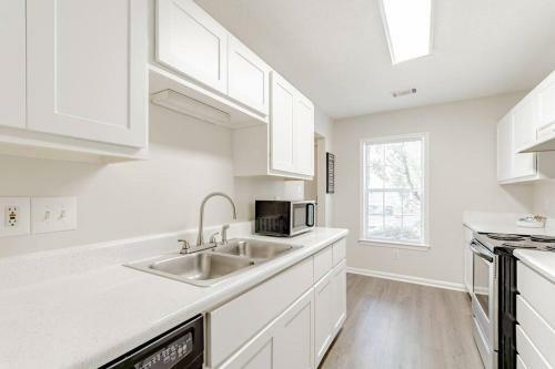 Perfectly Located 2 Bedroom Townhome Minutes From Usc And Base