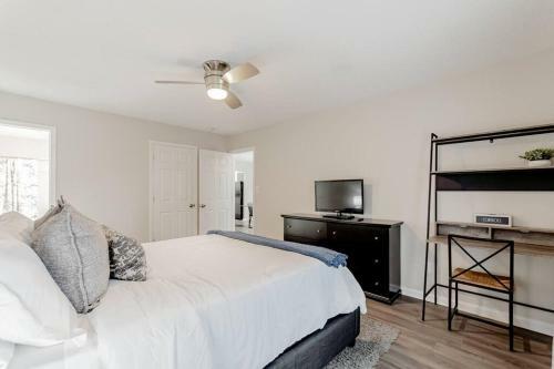 Perfectly Located 2 Bedroom Townhome Minutes From Usc And Base