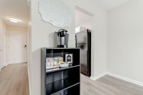 Perfectly Located 2 Bedroom Townhome Minutes From Usc And Base