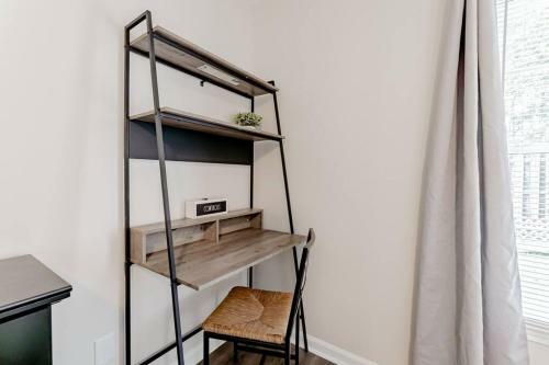 Perfectly Located 2 Bedroom Townhome Minutes From Usc And Base