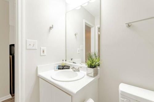 Perfectly Located 2 Bedroom Townhome Minutes From Usc And Base
