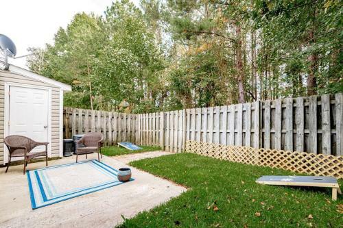 Perfectly Located 2 Bedroom Townhome Minutes From Usc And Base