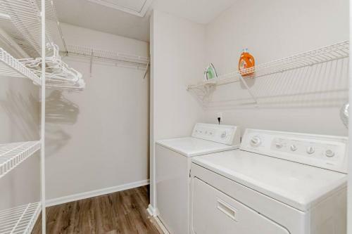 Perfectly Located 2 Bedroom Townhome Minutes From Usc And Base