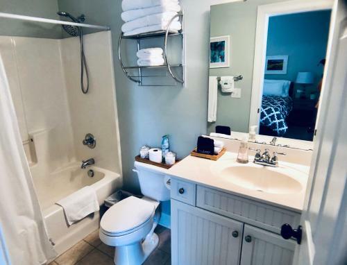 Walk To Main St & Falls Park, 2 Bedroom Upscale Townhouse