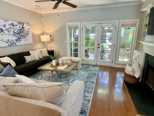 Walk To Main St & Falls Park, 2 Bedroom Upscale Townhouse