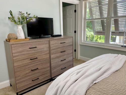 Walk To Main St & Falls Park, 2 Bedroom Upscale Townhouse
