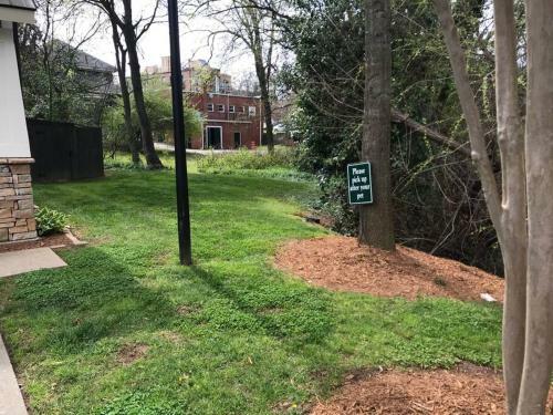 Walk To Main St & Falls Park, 2 Bedroom Upscale Townhouse