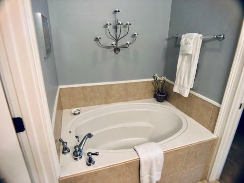 Walk To Main St & Falls Park, 2 Bedroom Upscale Townhouse