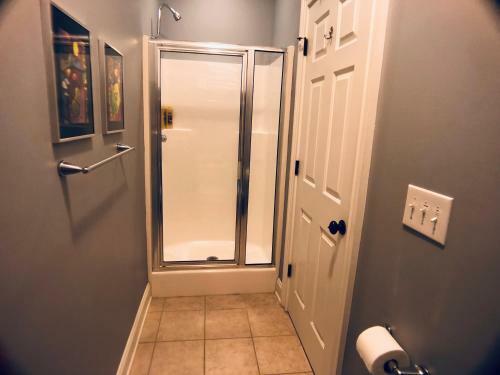 Walk To Main St & Falls Park, 2 Bedroom Upscale Townhouse