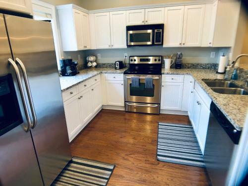 Walk To Main St & Falls Park, 2 Bedroom Upscale Townhouse