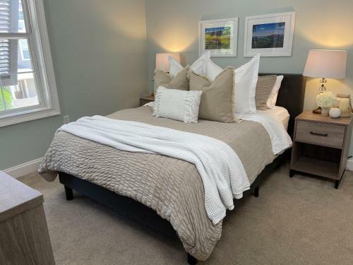 Walk To Main St & Falls Park, 2 Bedroom Upscale Townhouse