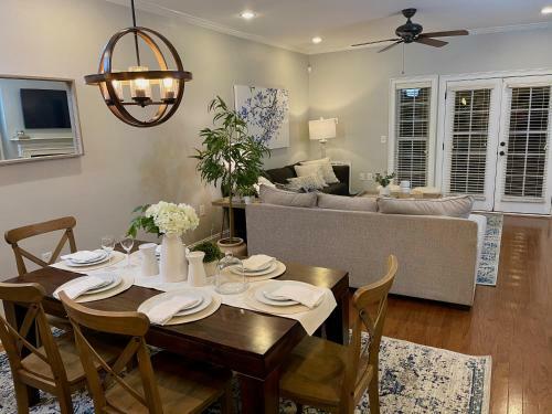 Walk To Main St & Falls Park, 2 Bedroom Upscale Townhouse