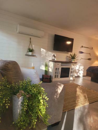 Lakeshore Cottage On Lake Lanier