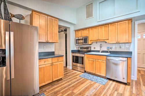 Beachy Isle Of Palms Home, 1 Block To Coast!