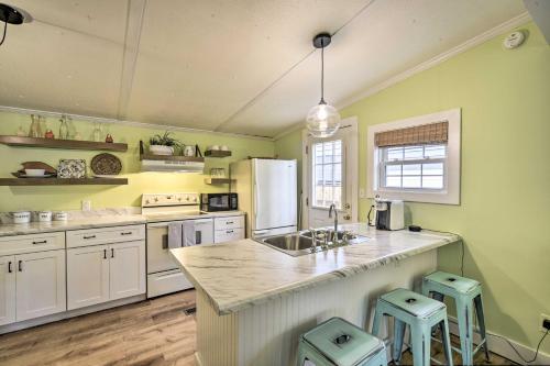 Charming Charleston Cottage 2 Mi To Folly Beach!