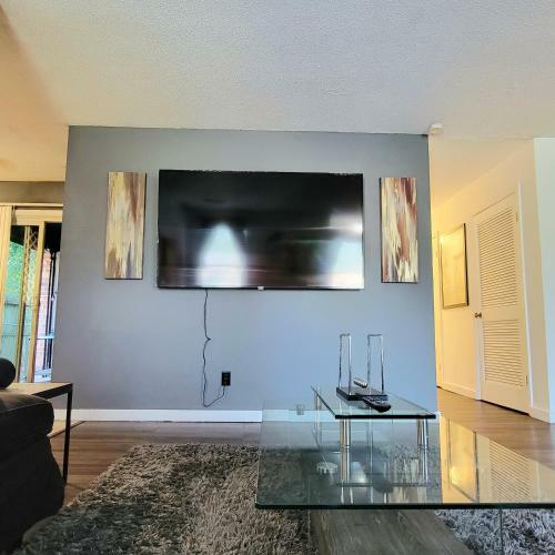 Hi-tek/smart Voice Automation/two 75in 4k Led