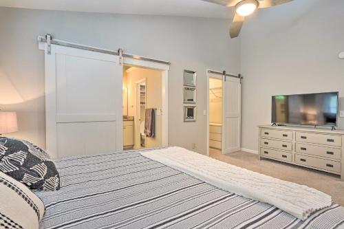 Modern Retreat 4 Mi To Isle Of Palms Beach!