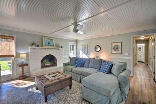 Charming House With Patio, 3 Half Mi To Beach!