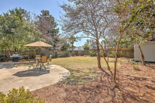 Charming House With Patio, 3 Half Mi To Beach!