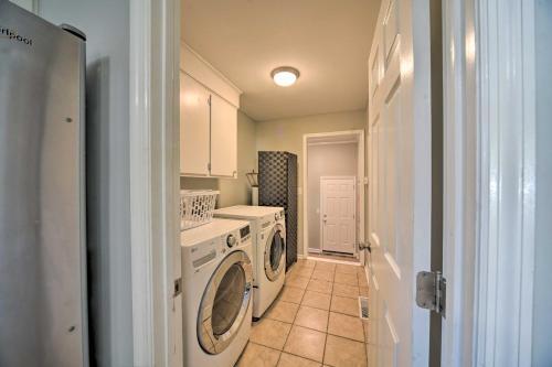 Charming House With Patio, 3 Half Mi To Beach!
