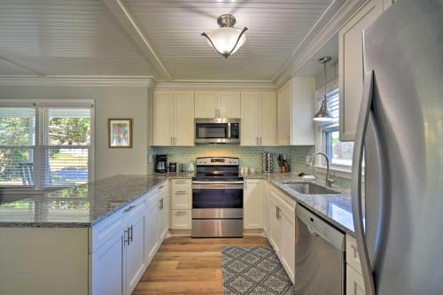 Charming House With Patio, 3 Half Mi To Beach!