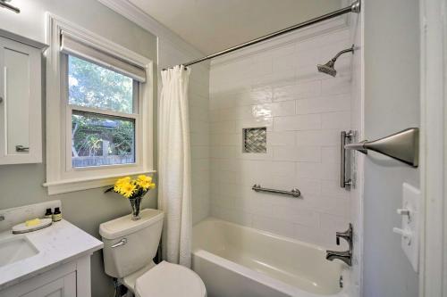 Charming House With Patio, 3 Half Mi To Beach!