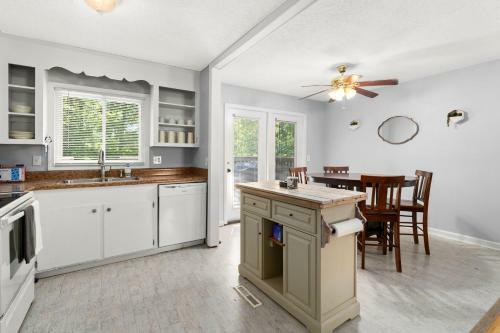Pet-friendly, Fully Fenced Backyard, 20-min To Chs