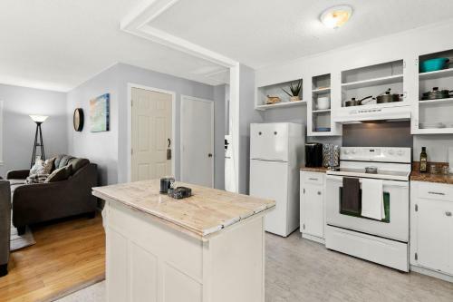 Pet-friendly, Fully Fenced Backyard, 20-min To Chs