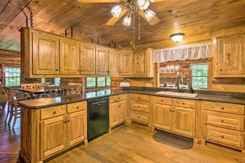 Pickens Cabin With Spacious Kitchen And Dining Area!