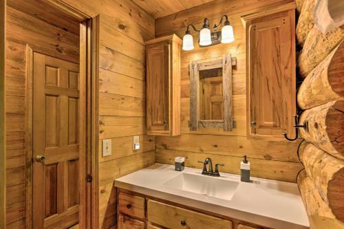 Pickens Cabin With Spacious Kitchen And Dining Area!