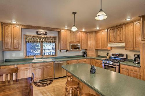 Spacious Retreat With Hot Tub 15 Mi To Mt Rushmore!