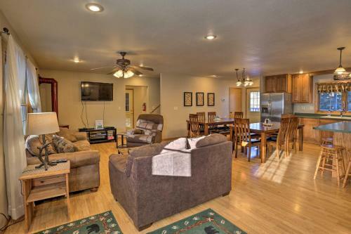 Spacious Retreat With Hot Tub 15 Mi To Mt Rushmore!