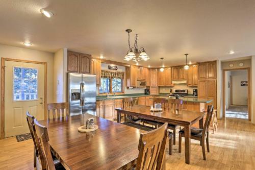 Spacious Retreat With Hot Tub 15 Mi To Mt Rushmore!