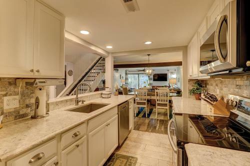 19 Sailmaster 3 Br Condo Shipyard Pool