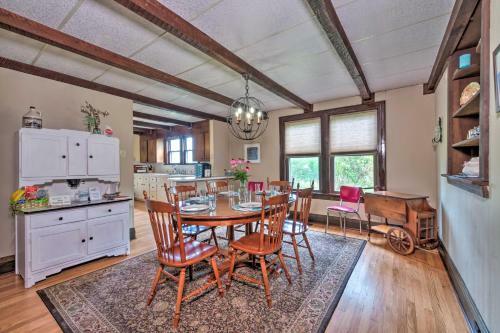 Doctors Inn Historic Country Home With Sunroom!