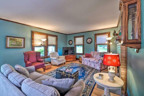 Doctors Inn Historic Country Home With Sunroom!