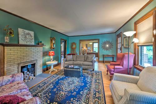 Doctors Inn Historic Country Home With Sunroom!