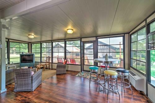 Doctors Inn Historic Country Home With Sunroom!