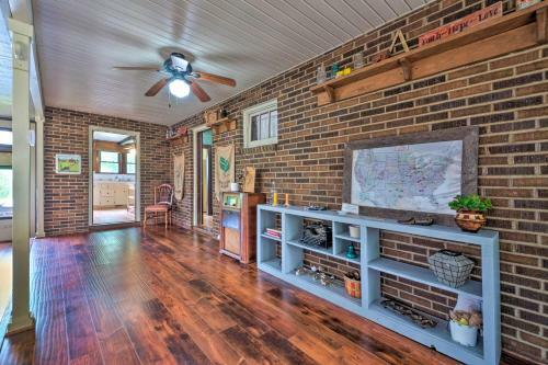 Doctors Inn Historic Country Home With Sunroom!