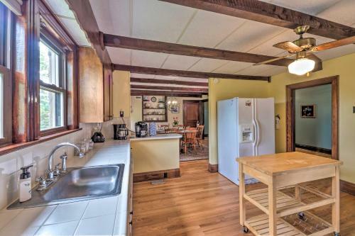 Doctors Inn Historic Country Home With Sunroom!